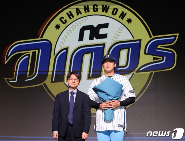 14일 열린 2024 KBO 신인 드래프트에서 NC 다이노스의 1라운드 지명을 받은 휘문고 투수 김휘건(오른쪽)이 임선남 NC 단장과 기념촬영을 하고 있다. /사진=뉴스1