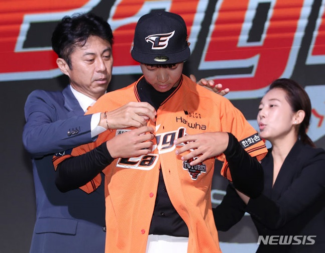 지명을 받고 한화 유니폼을 입는 황준서(가운데). /사진=뉴시스