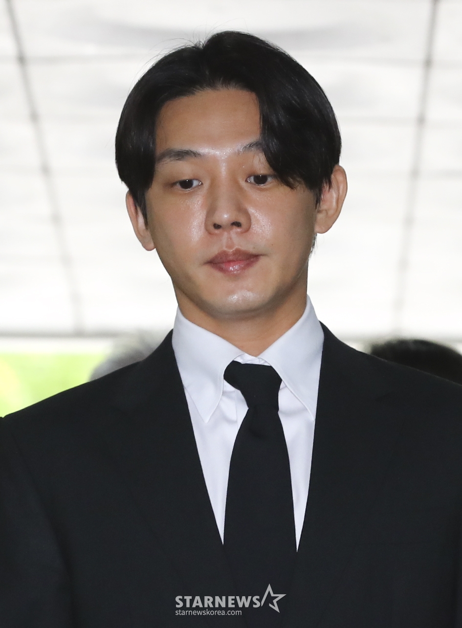 마약류 관리에 관한 법률 위반 혐의를 받고 있는 배우 유아인(본명 엄홍식)이 24일 오전 서울 서초구 중앙지방법원에서 진행된 구속전피의자심문(영장실질심사)에 출석하고 있다. 유아인은 프로포폴, 대마, 코카인, 케타민 등의 마약류를 투약한 혐의를 받고 있다. 사건을 담당한 서울경찰청 마약범죄수사대는 지난 19일 증거 인멸과 도주 우려가 있다며 유아인에 대한 사전 구속영장을 신청했고, 서울중앙지검은 지난 22일 법원에 구속영장을 청구했다. 유아인과 공범으로 지목된 미대 출신 작가 A씨도 같은 혐의로 구속영장이 청구됐다. 2023.05.24 /사진=김창현 기자 chmt@