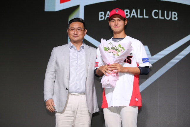 2024 KBO 신인드래프트에서 KIA의 1라운드 지명을 받은 강릉고 조대현(오른쪽)이 심재학 단장과 기념사진을 찍고 있다. /사진=KIA 타이거즈