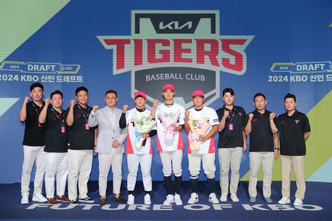 심재학 KIA 단장(왼쪽에서 4번째)과 스카우트팀이 2024 신인드래프트 지명 선수들과 기념 사진을 촬영 중이다. /사진=KIA 타이거즈