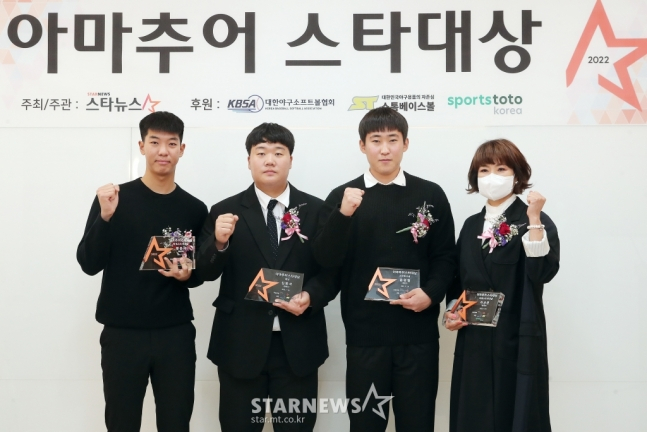 장충고 황준서(왼쪽부터), 경남고 김범석(현 LG), 충암고 윤영철(현 KIA), 경기고 이상준 어머니 이대경 씨가 지난해 11월 24일 서울 송파구 잠실야구장 콘퍼런스룸에서 열린 스타뉴스 주최·주관 '2022 아마추어 스타대상' 시상식에서 포즈를 취하고 있다. /사진=김창현 기자