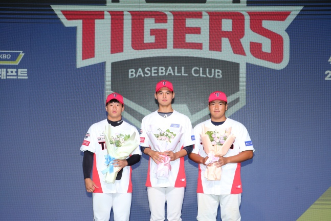 2024 KBO 신인 드래프트에서 KIA에 지명된 신인 선수들. (왼쪽부터) 김태윤, 조대현, 이상준. /사진=KIA 타이거즈 제공
