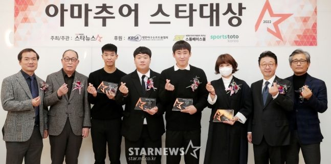 '2022 아마추어 스타대상' 시상식이 지난해 11월 24일 잠실구장에서 열렸다. 왼쪽부터 박준철 스타뉴스 대표, 김인식 KBO 총재 어드바이저, 황준서, 김범석, 윤영철, 이대경씨(이상준 어머니), 이종훈 대한야구소프트볼협회 회장, 양해영 대한야구소프트볼협회 부회장. /사진=김창현 기자