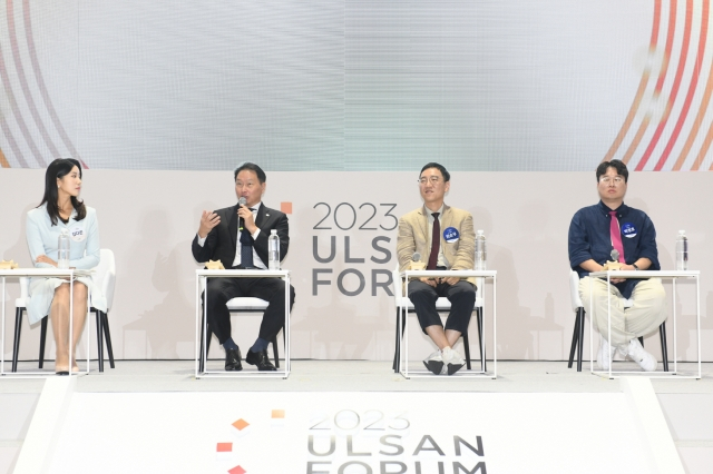 최태원 SK그룹 회장(왼쪽에서 2번째)이 ‘2023 울산포럼’ 폐회식에 참석해 질문에 답하고 있다.