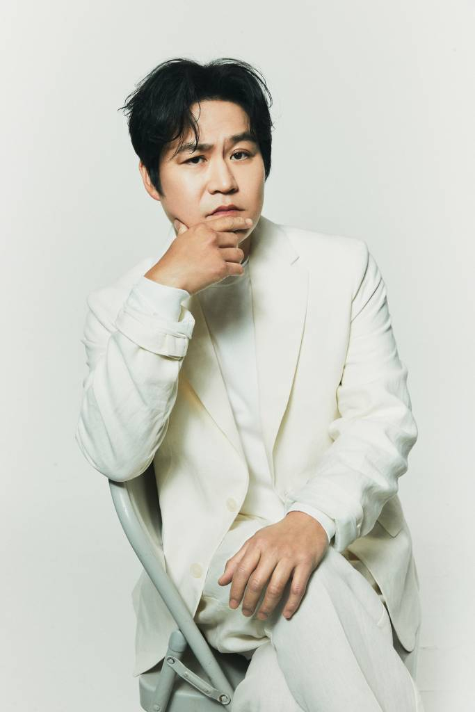 배우 김성균이 12일 오전 서울 종로구 삼청동의 한 카페에서 진행된 디즈니+ 오리지널 드라마 '무빙' 관련 인터뷰를 위해 포즈를 취하고 있다. 그는 극 중 이재만 역을 맡았다. 이재만은 이강훈의 아빠로, 빠른 속도와 강력한 힘을 가진 인물이나 지적 장애를 갖고 있다. / 사진제공 = 월트디즈니컴퍼니 코리아 /사진=김창현