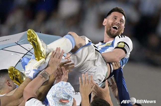 리오넬 메시(가운데)가 지난 2022 FIFA 카타르 월드컵 우승 후 헹가래를 받고 있다./AFPBBNews=뉴스1
