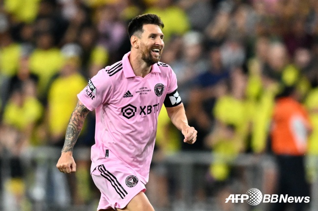 리오넬 메시가 20일(한국시간) 2023 미국 MLS 리그스컵 결승 승부차기에서 승리한 직후 기뻐하며 달려가고 있다./AFPBBNews=뉴스1