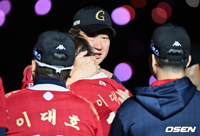 정훈(왼쪽 2번째)이 지난해 이대호의 은퇴식 때 이대호와 포옹하며 눈물을 흘리고 있다.
