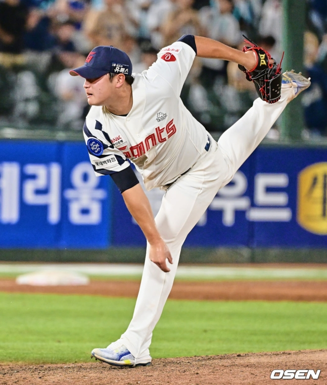 롯데 진승현의 투구 모습.