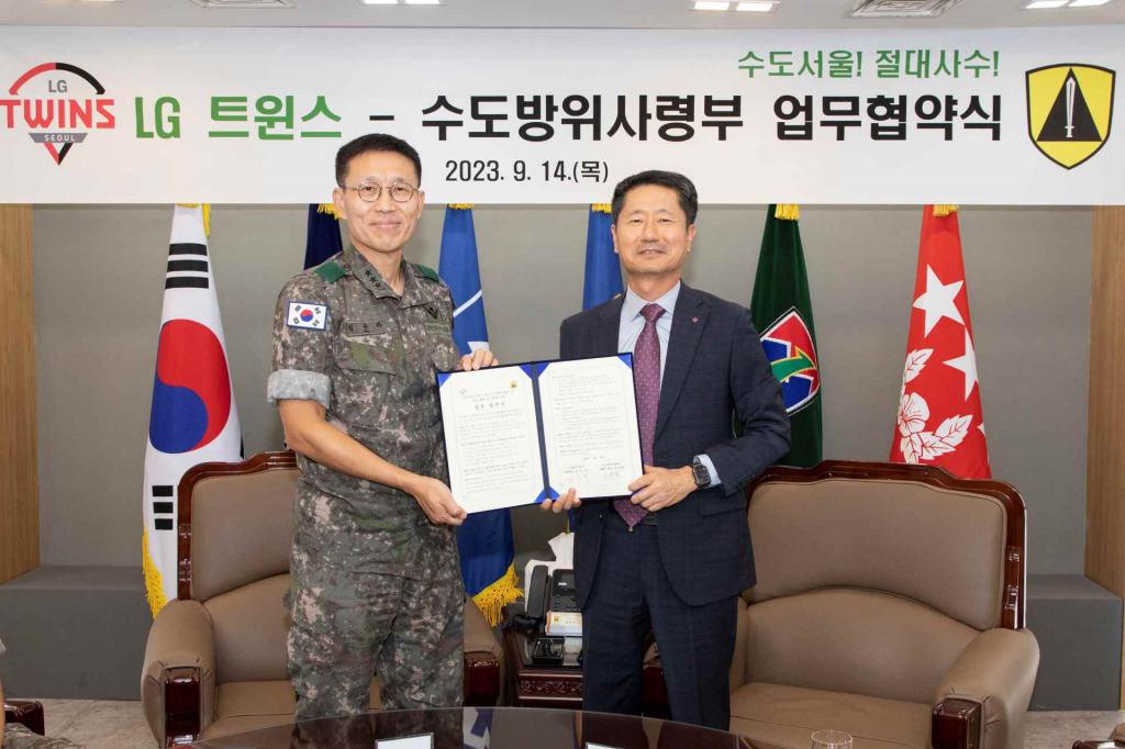 김인석(오른쪽) LG 스포츠 대표이사와 김규하 수도방위사령부 사령관. /사진=LG 트윈스 제공
