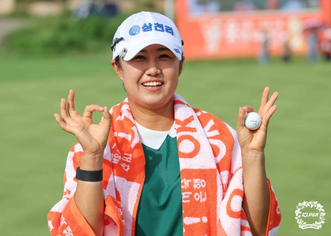 마다솜이 17일 OK금융읏맨오픈 파이널라운드서 우승을 확정한 후 포즈를 취하고 있다. /사진=KLPGA