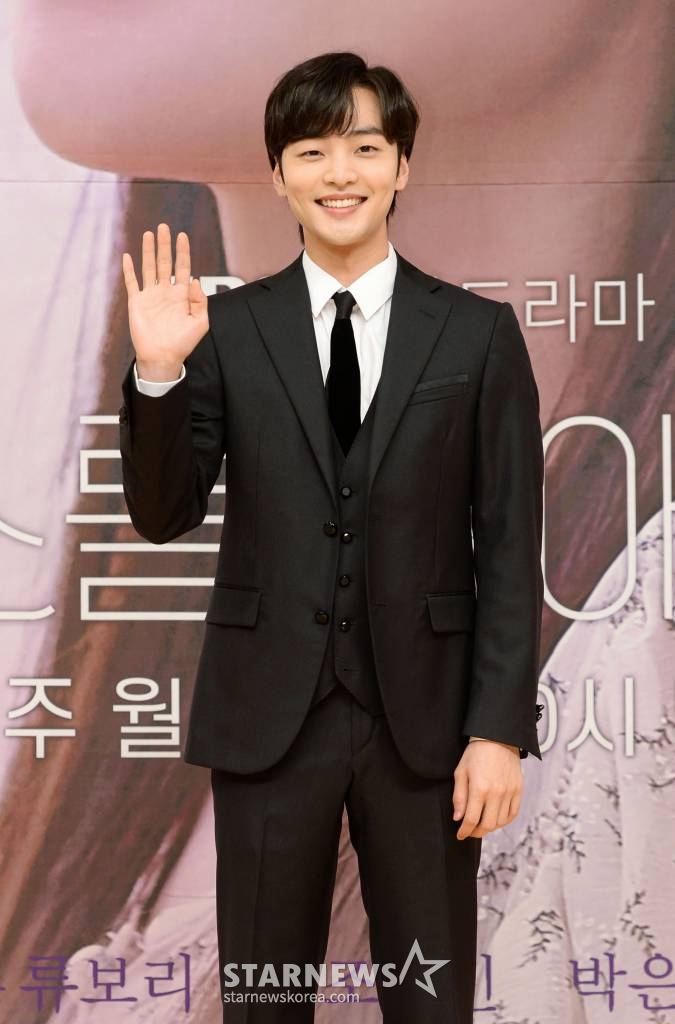 배우 김민재가 24일 온라인 생중계로 진행된 SBS 월화드라마 '브람스를 좋아하세요?' 제작발표회에서 포즈를 취하고 있다. /사진제공=SBS /사진=이동훈 기자 photoguy@