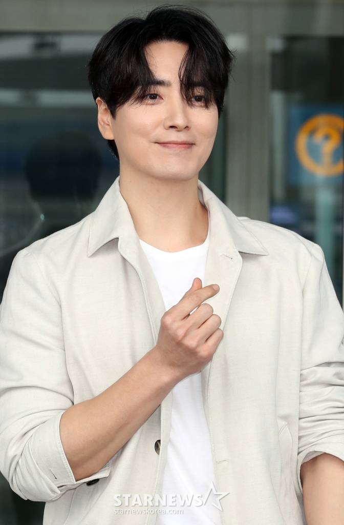 배우 이준혁이 화보 촬영을 위해 베트남으로 28일 오후 인천국제공항을 통해 출국하고 있다. 2023.08.28 /사진=임성균
