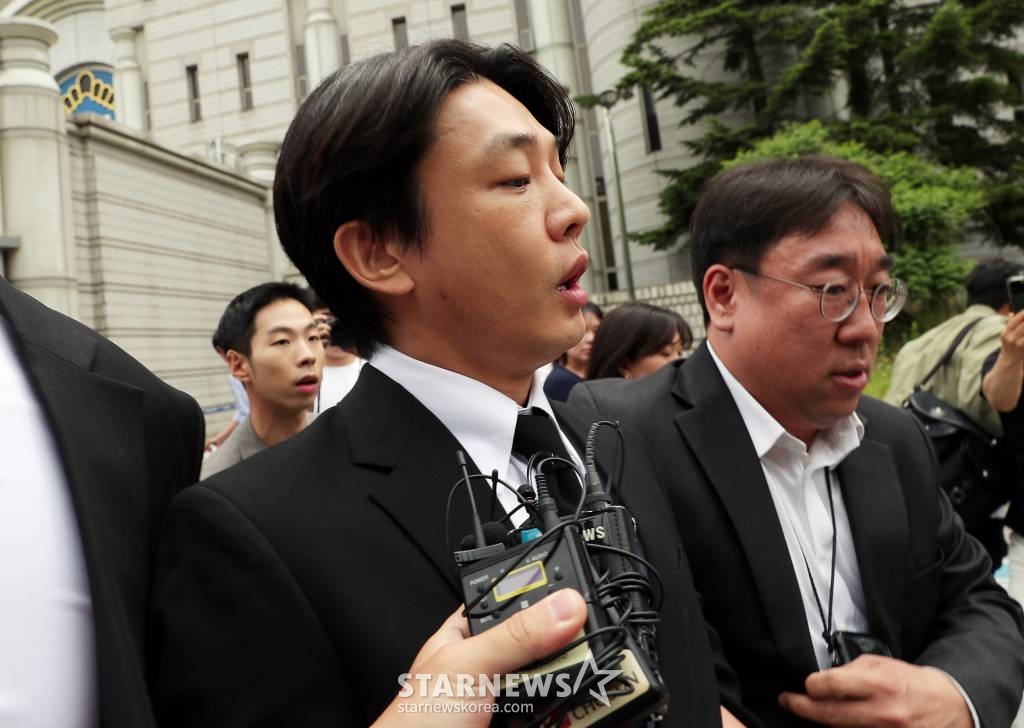 마약류 관리에 관한 법률 위반 혐의를 받고 있는 배우 유아인(본명 엄홍식)이 24일 서울 서초구 중앙지방법원에서 진행된 구속전피의자심문(영장실질심사)을 마친 뒤 호송차량으로 향하고 있다. 2023.05.24 /사진=김창현 기자 chmt@