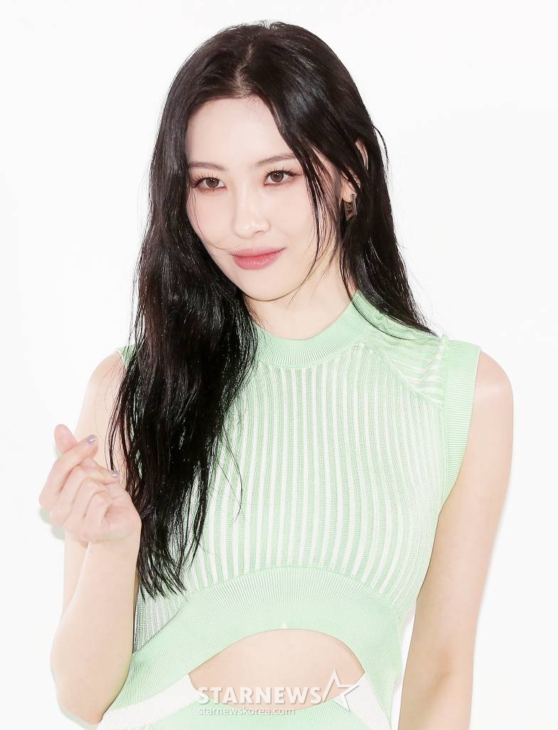 가수 선미가 8일 오후 서울 동대문 디자인플라자에서 진행된 '팔라초 펜디 서울 플래그십 부티크 오픈 기념 파티'에 참석해 포즈를 취하고 있다. 2023.02.08 /사진=김창현 기자 chmt@