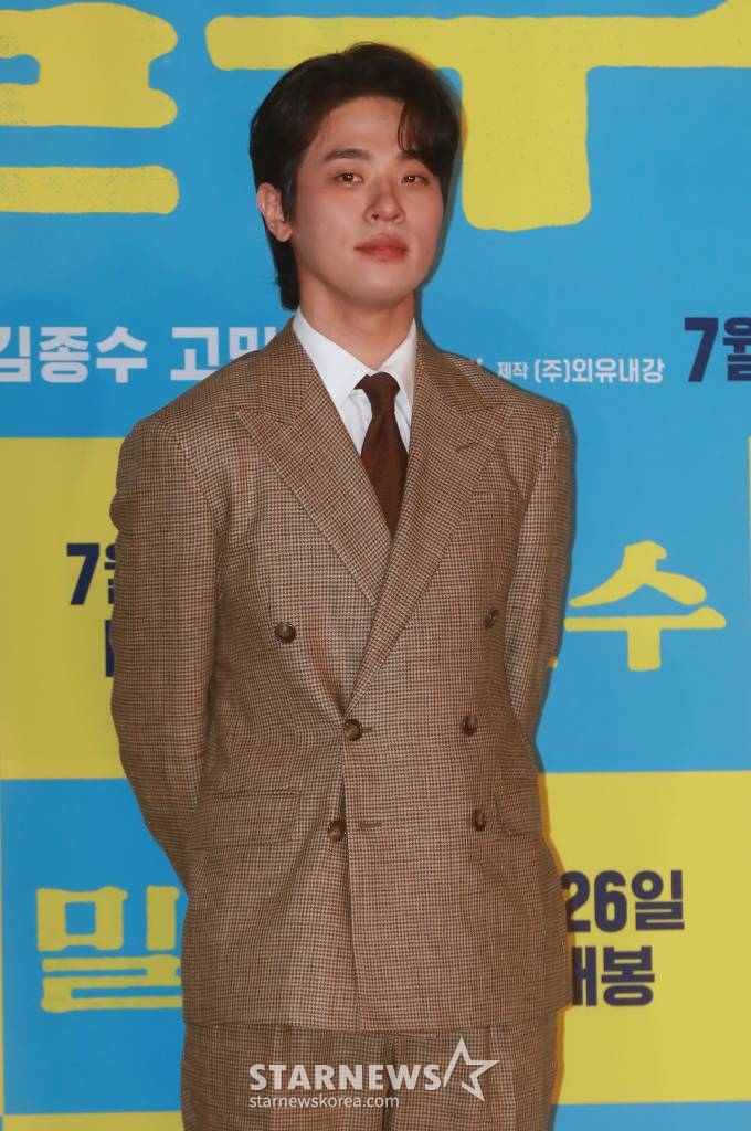 배우 박정민이 18일 오후 서울 CGV용산아이파크몰에서 진행된 영화 '밀수'(감독 류승완) 언론시사회에 참석해 인사를 하고 있다. 바다에 던져진 생필품을 건지며 생계를 이어가던 사람들 앞에 일생일대의 큰 판이 벌어지면서 휘말리는 해양범죄활극 '밀수'는 7월 26일 개봉한다. /2023.07.18 /사진=이동훈 기자 photoguy@