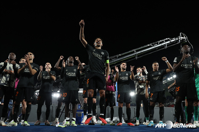 팬들에게 인사하는 PSG 선수들. /AFPBBNews=뉴스1