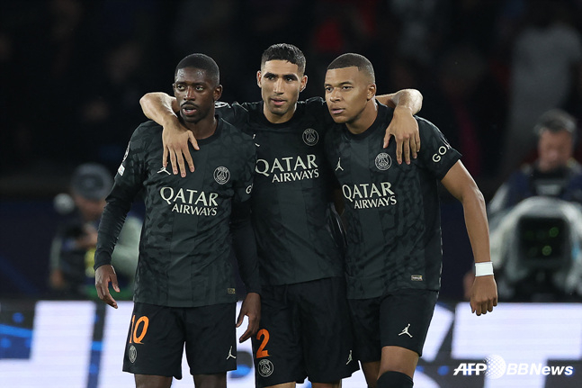 골을 넣고 기뻐하는 PSG 선수단. /AFPBBNews=뉴스1