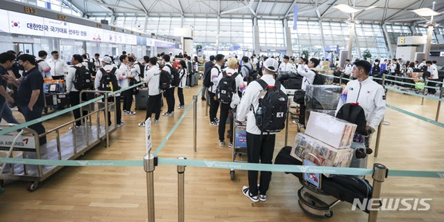 한국 아시안게임 선수단이 출국 수속을 밟고 있다. /사진=뉴시스 제공