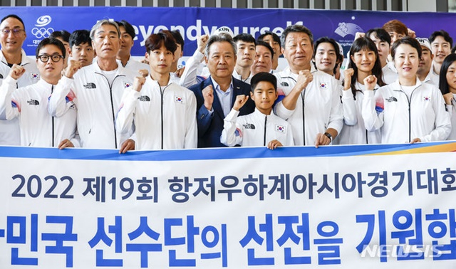 이기흥 대한체육회장과 함께 선수단이 출국 전 기념사진을 찍고 있다. /사진=뉴시스 제공