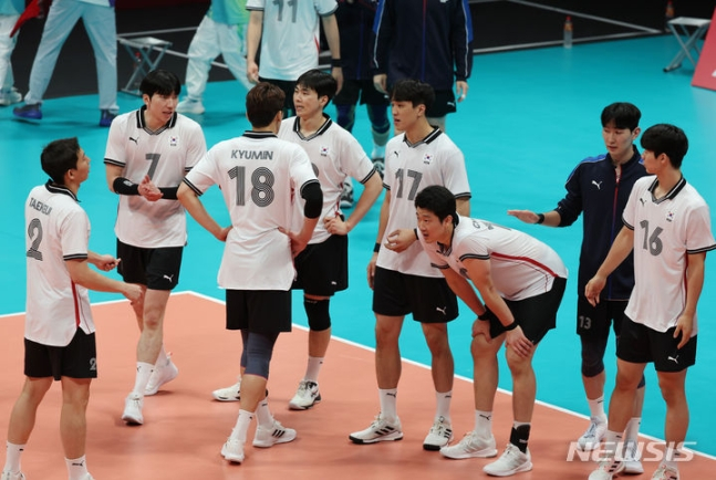 20일 중국 항저우 린핑 스타디움에서 열린 2022 항저우 아시안게임 남자 배구 조별리그 C조 1차전 대한민국 대 인도 경기, 세트스코어 2대3으로 인도에 패한 한국 선수들이 아쉬워하고 있다./사진=뉴시스