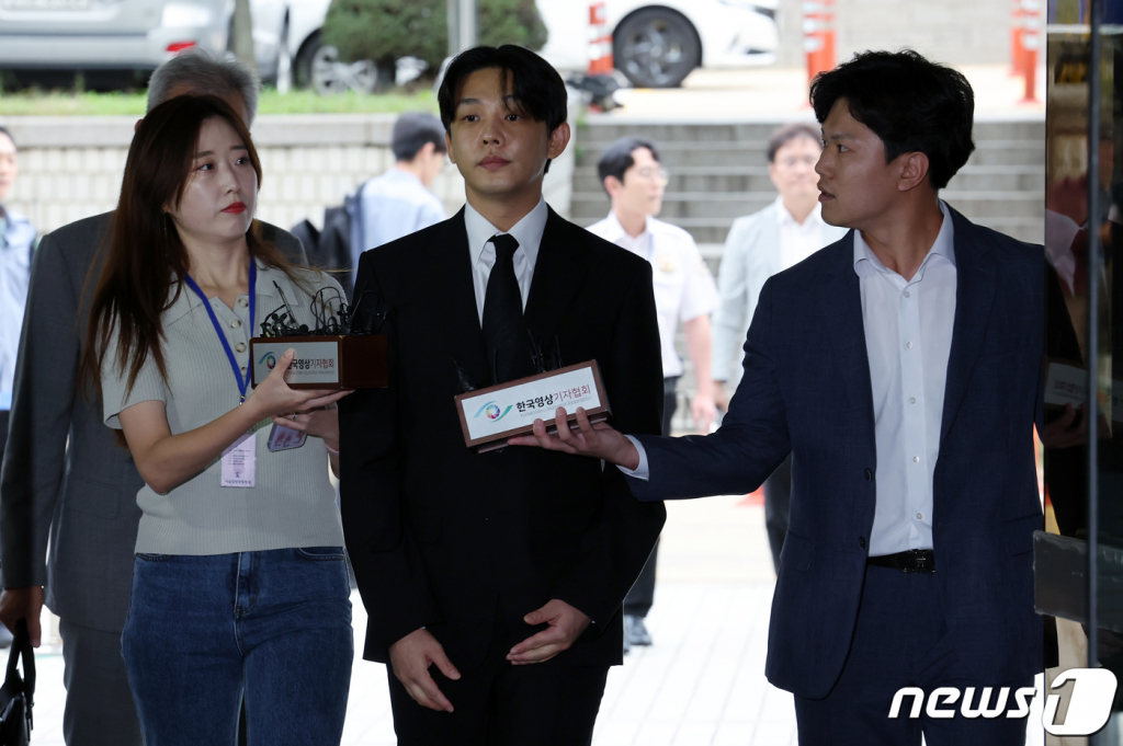 (서울=뉴스1) 박정호 기자 = 마약 상습 투약 혐의를 받는 배우 유아인(본명 엄홍식)이 21일 오전 서울 서초동 서울중앙지방법원에서 열린 구속 전 피의자심문(영장실질심사)에 출석하며 취재진의 질문을 받고 있다. 2023.9.21/뉴스1 Copyright (C) 뉴스1. All rights reserved. 무단 전재 및 재배포, AI학습 이용 금지.