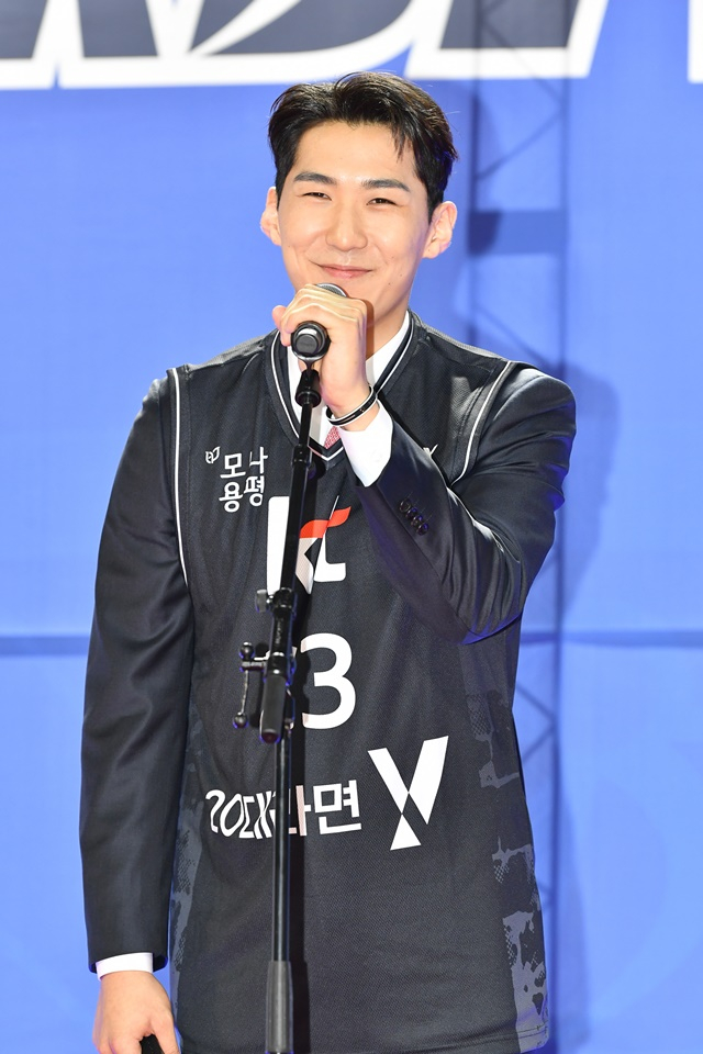 21일 서울 잠실학생체육관에서 2023 KBL 신인 드래프트가 열렸다. 국대 포워드 문정현이 전체 1순위로 지명받은 뒤 소감을 전하고 있다. /사진=KBL 제공