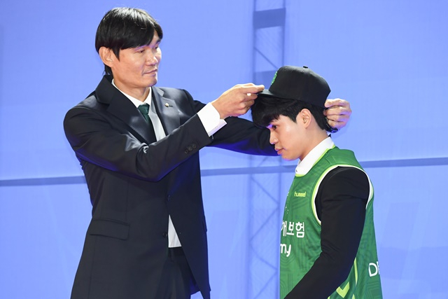 김주성 원주 DB 감독이 동국대 가드 박승재(오른쪽)를 지명한 뒤 구단 모자를 씌어주고 있다. /사진=KBL 제공