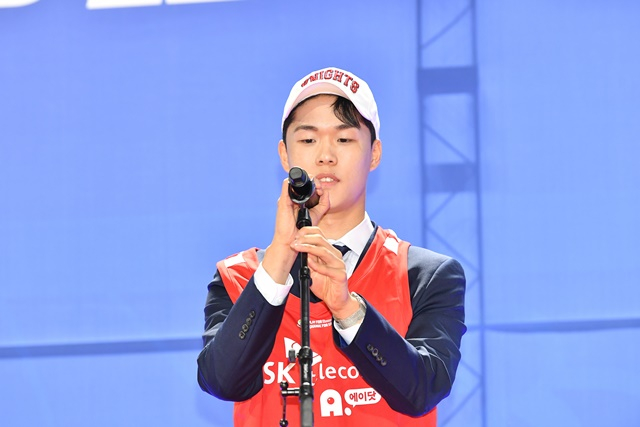 단국대 가드 이경도가 서울 SK 지명을 받고 소감을 전하고 있다. /사진=KBL 제공