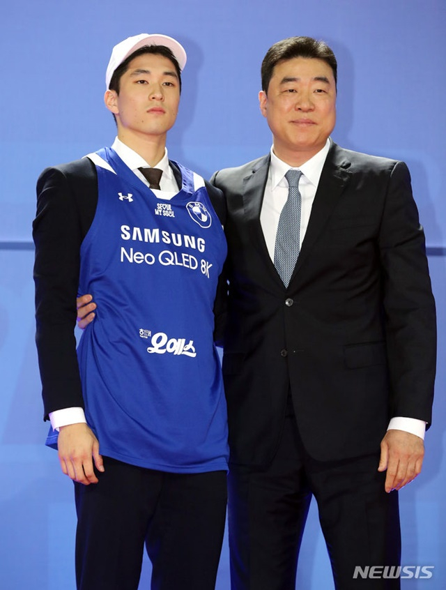 조준희(왼쪽)와 은희석 서울삼성 감독. /사진=뉴시스 제공