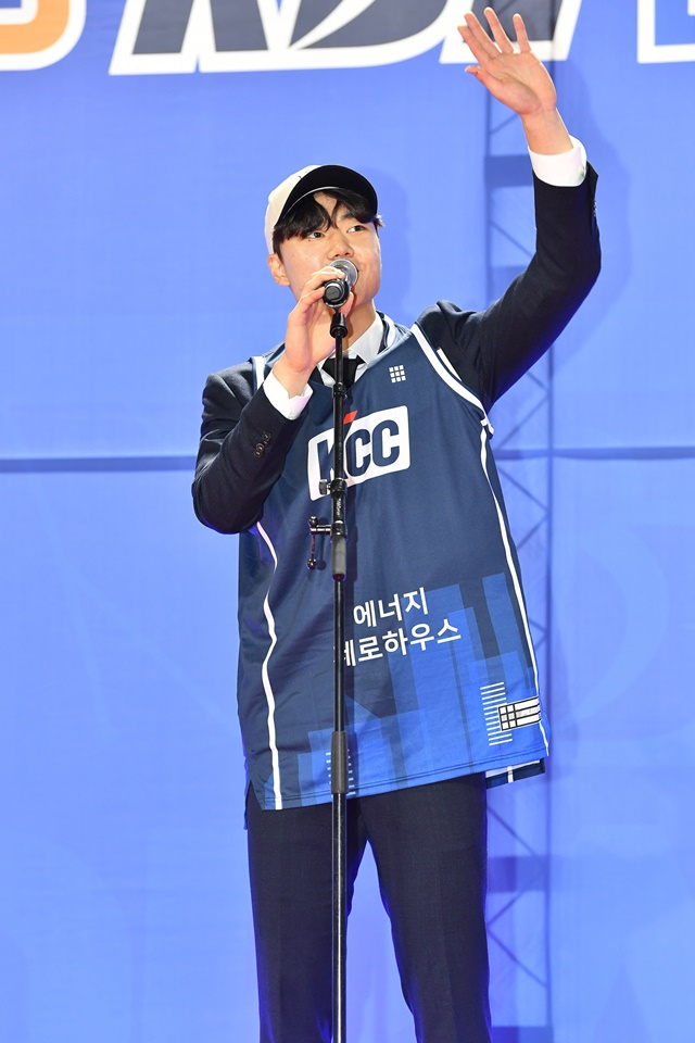 중앙대 가드 이주영이 부산 KCC의 지명을 받고 소감을 전하고 있다. /사진=KBL 제공