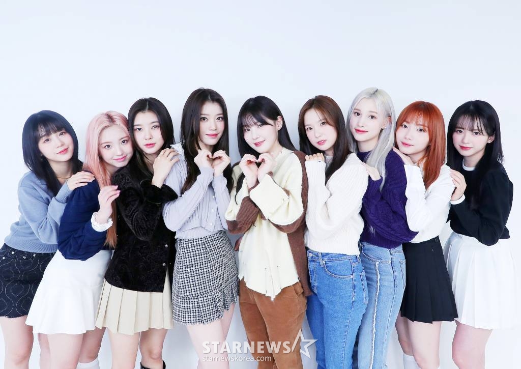 걸그룹 케플러(Kep1er)가 서울 종로구 스타뉴스 사옥에서 진행된 '2022 아시아 아티스트 어워즈 인 재팬'(2022 Asia Artist Awards In Japen, 이하 2022 AAA) 수상 인터뷰에 앞서 포즈를 취하고 있다. 케플러는 '2022 AAA'에서 뉴웨이브상과 베스트 초이스상을 수상하는 영광을 안았다. 데뷔 1년 만에 전 세계 팬들의 눈과 마음을 단번에 사로잡았다. 그것도 단 세 장의 미니앨범으로. 케플러는 2022년 1월 미니 1집 'FIRST IMPACT'로 데뷔 후 6월 미니 2집 'DOUBLAST', 10월 미니 3집 'TROUBLESHOOTER'를 발매하며 말 그대로 '열일 행보'를 펼쳤다. 특히 케플러는 미국 그래미(GRAMMYS)가 선정한 '2023년 주목해야 할 신인 K-팝 걸그룹(10 K-Pop Rookie Girl Groups To Watch In 2023)' 중 한 팀으로 선정되는가 하면, '제37회 일본 골드 디스크 대상' 2관왕 차지에 이어 일본 아레나 투어까지 예고하며 국내를 넘어 글로벌 K팝 시장에서 뜨거운 관심을 받고 있다. /사진=김창현 기자 chmt@