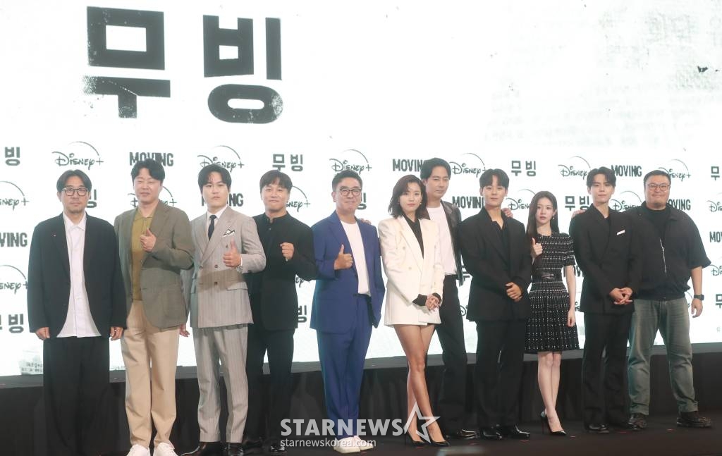 박인제 감독, 배우 김희원, 김성균, 차태현, 류승룡, 한효주, 조인성, 이정하, 고윤정, 김도훈, 작가 강풀이 3일 오후 서울 강남구 그랜드 인터컨티넨탈 서울 파르나스에서 진행된 디즈니+ 오리지널 시리즈 '무빙' 제작발표회에 참석해 질문에 답하고 있다. 초능력을 숨긴 채 현재를 살아가는 아이들과, 과거의 아픈 비밀을 숨긴 채 살아온 부모들이 시대와 세대를 넘어 닥치는 거대한 위험에 함께 맞서는 초능력 액션 히어로물 '무빙'은 오는 9일 공개된다. /2023.08.03 /사진=이동훈
