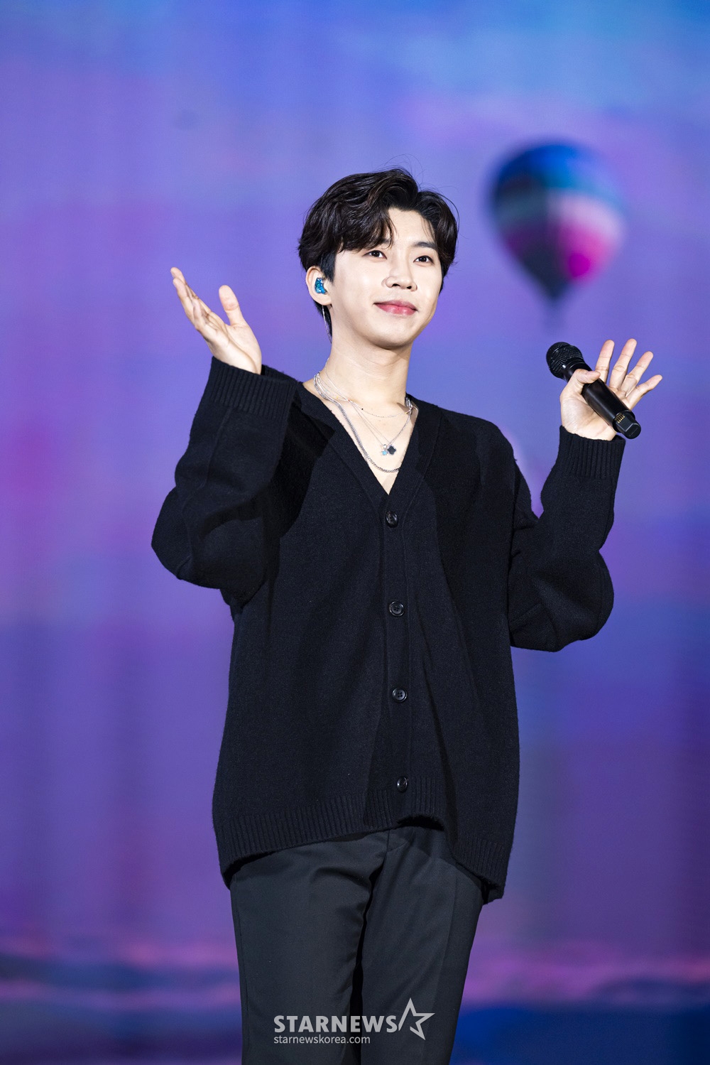 가수 임영웅이 10일 서울 고척스카이돔에서 열린 전국투어 콘서트 '아임 히어로(IM HERO) 앙코르 서울'에서 멋진 무대를 선보이고 있다.  임영웅은 첫 단독 전국 투어 콘서트로 총 17만명의 팬들을 모았고, 대중 가수에게 꿈의 무대로 불리는 고척돔에 당당히 입성했다. 트로트 가수로는 최초라는 점에서 더욱 뜻깊고 유의미한 성과다. 이에 임영웅 역시 "고척 지붕을 날려버리자"며 들뜬 마음을 감추지 못했다.  이날 공연은 약 1만 8000명의 관객이 찾았고, 오는 11일 열리는 둘째날 공연까지 합하면 약 3만 6000명이 동원돼 임영웅의 어마어마한 인기를 실감케 했다.  한편 임영웅은 오는 13일 일본 나고야 니혼가이시홀에서 열리는 '2022 Asia Artist Awards IN JAPAN'에 참석한다. / 사진제공 = 물고기컴퍼니 /사진=김창현 기자 chmt@