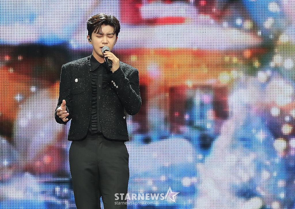 가수 임영웅이 13일 오후 일본 나고야 니혼가이시홀에서 열린 스타뉴스-미디어보이 주최 '2022 Asia Artist Awards IN JAPAN'(2022 아시아 아티스트 어워즈, 이하 2022 AAA)에서 멋진 무대를 선보이고 있다.  이날 임영웅은 2년 연속 대상을 비롯해 AAA페뷸러스, AAA핫트렌드, 팬들이 뽑은 DCM인기상까지 총 4관왕에 안았다.  스타뉴스와 미디어보이가 주최하고 Asia Artist Awards 조직위원회와 더스타파트너, 컬쳐 엔터테인먼트가 공동 주관하는 글로벌 NO.1 시상식 '2022 AAA'에는 올 한 해 동안 국내외에서 많은 사랑을 받은 가수, 배우들이 참석해 눈을 뗄 수 없는 화려한 글로벌 축제의 장을 펼쳤다. 2022.12.13 /사진=김창현 기자 chmt@