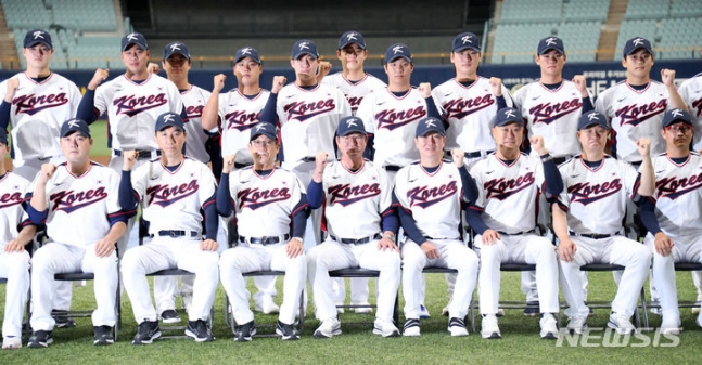 항저우 아시안게임 야구대표팀 류중일 감독과 선수들이 23일 서울 구로구 고척스카이돔에서 첫 훈련을 앞두고 단체사진을 촬영하고 있다. /사진=뉴시스