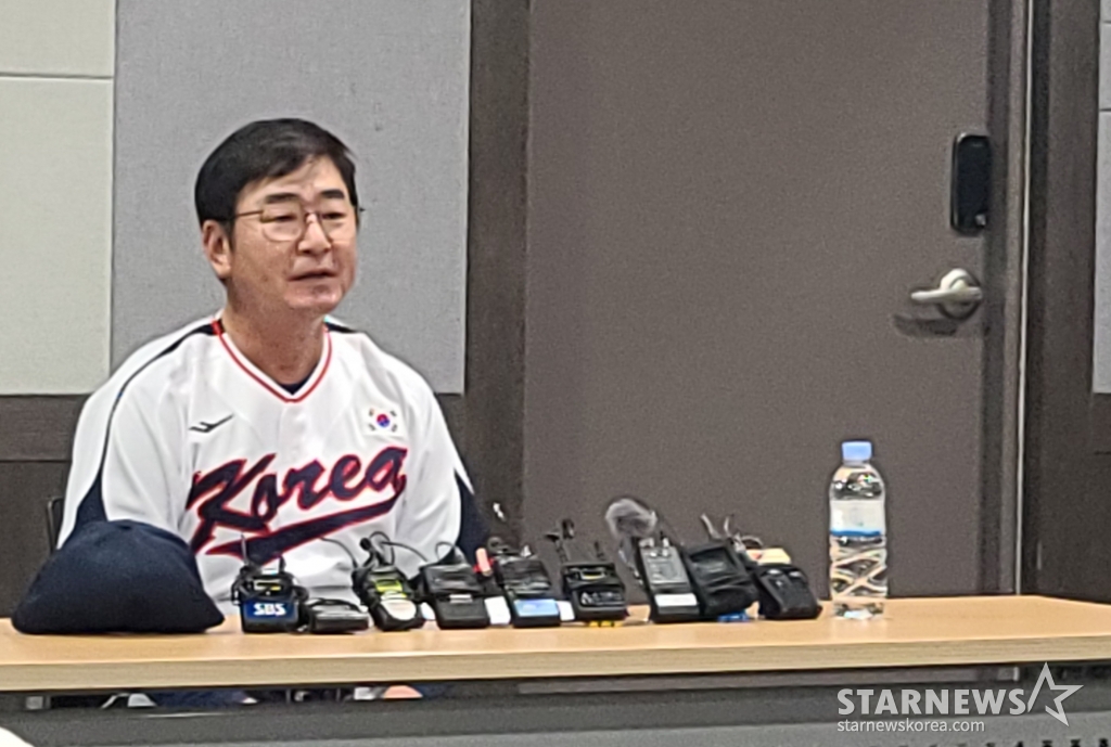 류중일 아시안게임 야구 대표팀 감독이 23일 고척스카이돔에서 열린 훈련을 앞두고 공식기자회견에 임하고 있다. /사진=김우종 기자