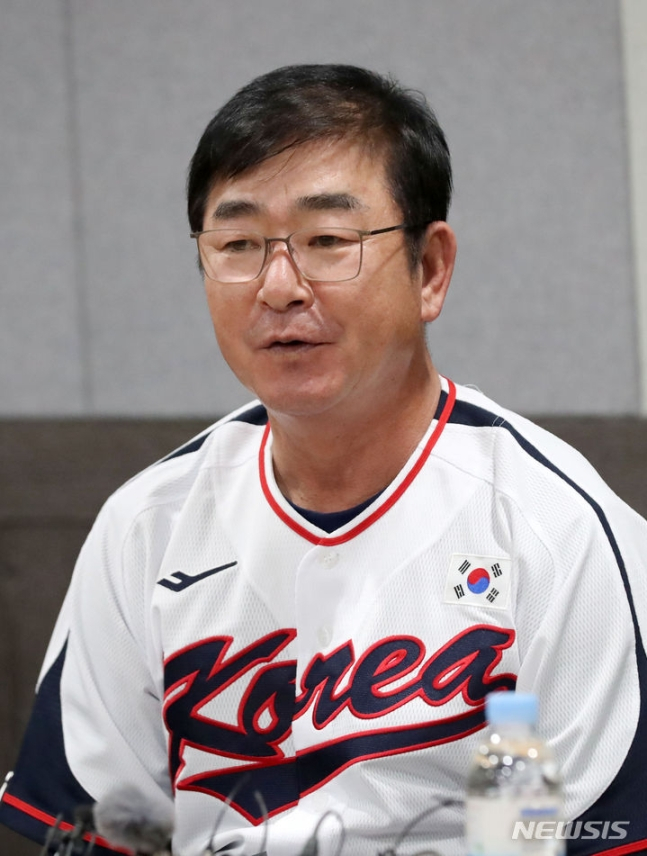 류중일 대표팀 감독이 23일 첫 소집 훈련에 앞서 각오를 밝히고 있다. /사진=뉴시스