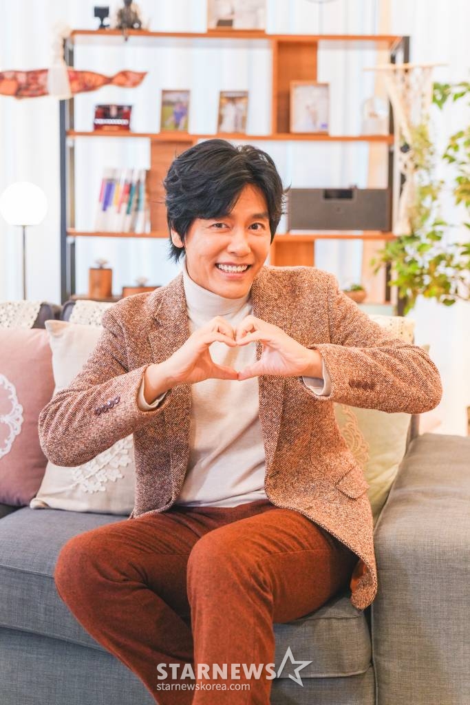 배우 최성국이 26일 온라인 생중계로 진행된 TV조선 '조선의 사랑꾼' 제작발표회에 참석해 포즈를 취하고 있다. 혼자보다 둘이라서 더 아름다운 사랑꾼들 그들의 달콤살벌한 러브스토리를 담은 리얼 다큐 예능 '조선의 사랑꾼'은 오늘(26일) 첫 방송된다. /사진제공=TV조선 2022.12.26 /사진=이동훈 기자 photoguy@