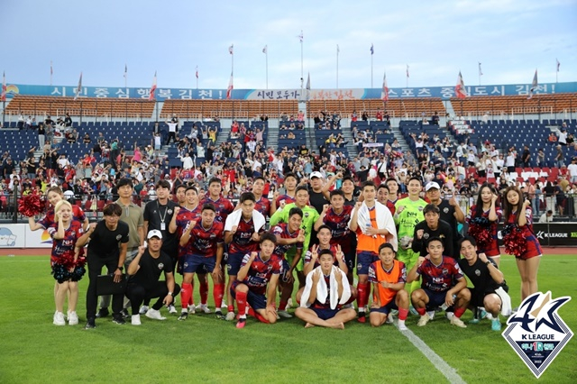 팬들과 승리 기념사진을 찍은 김천 상무 선수단. /사진=한국프로축구연맹 제공