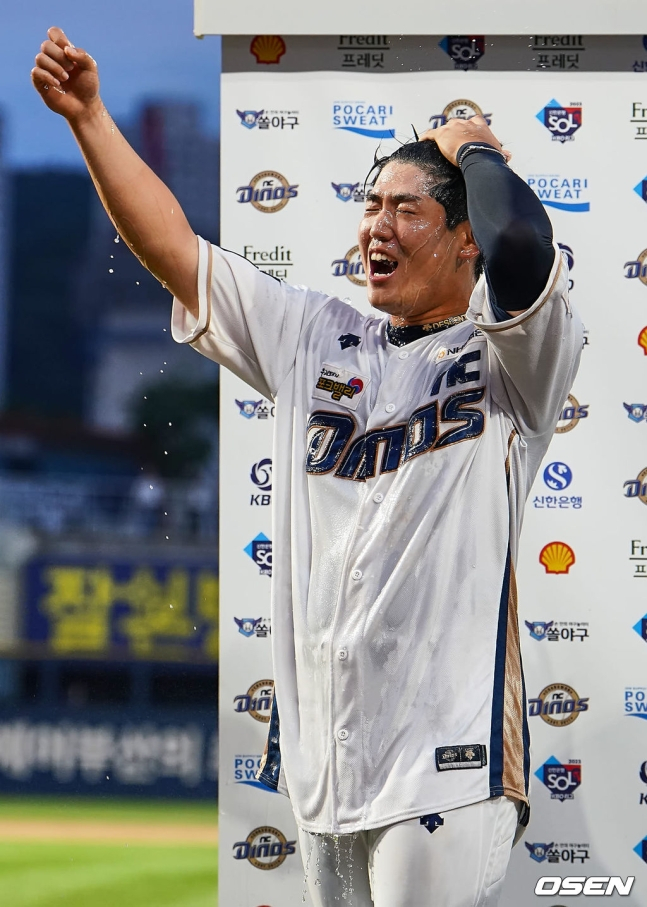 NC 박한결이 24일 창원 두산전에서 11회 말 안타를 터트린 뒤 동료들의 물세례를 받고 있다.