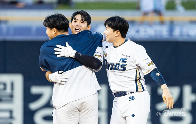 NC 박한결(가운데)이 24일 창원 두산전에서 연장 11회 경기를 끝내는 안타를 때려낸 후 이준호(오른쪽)가 축하해주고 있다. /사진=NC 다이노스 제공