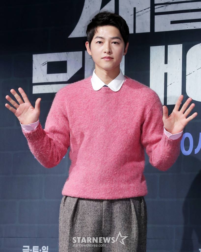 배우 송중기가 17일 오후 서울 영등포구 여의도동 페어몬트 앰배서더 서울에서 열린 JTBC 금토일드라마 '재벌집 막내아들' 제작발표회에 참석해 포즈를 취하고 있다. '재벌집 막내아들'은 재벌 총수 일가의 오너리스크를 관리하는 비서 윤현우(송중기 분)가 재벌가의 막내아들 진도준(송중기 분)으로 회귀해 인생 2회차를 사는 판타지 회귀물이다. 오는 18일 첫 방송. / 2022.11.17 /사진=김창현 기자 chmt@