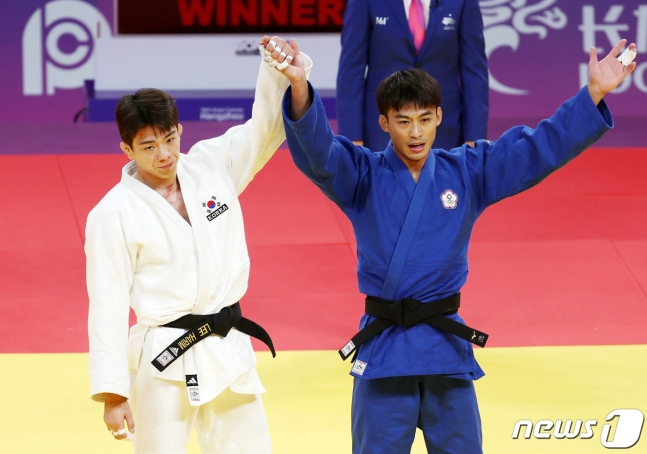 안바울(왼쪽)이 패배 후 양융웨이의 손을 들어올려주고 있다. /사진=뉴스1