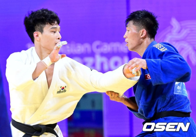 안바울(왼쪽)이 16강에서 리금성과 격돌하고 있다. /사진=OSEN
