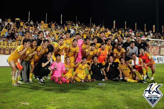 팬들과 승리 기념사진을 찍는 광주FC 선수단. /사진=한국프로축구연맹 제공