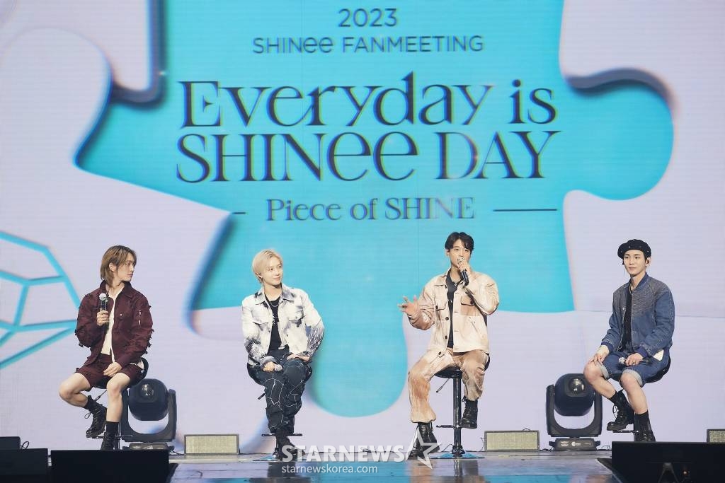 그룹 샤이니(SHINee)가 팬들과 즐거운 시간을 보냈다.   샤이니는 데뷔 15주년을 기념해 27일, 28일 양일간 서울 송파구 잠실 실내체육관에서 팬미팅 '2023 SHINee FANMEETING 'Everyday is SHINee DAY' : [Piece of SHINE]'(2023 샤이니 팬미팅 '에브리데이 이즈 샤이니 데이' : [피스 오브 샤인])을 개최했다. / 사진제공 = SM엔터테인먼트 /사진=김창현 기자 chmt@