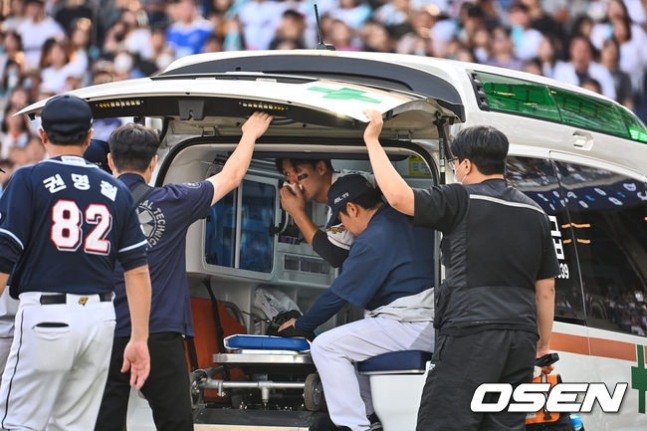 NC 서호철이 24일 창원 두산전에서 8회 말 얼굴에 공을 맞은 후 앰뷸런스에 타고 있다.