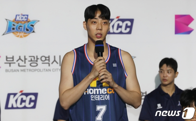 KCC 정창영이 부산 팬들에게 인사하고 있다. /사진=뉴스1